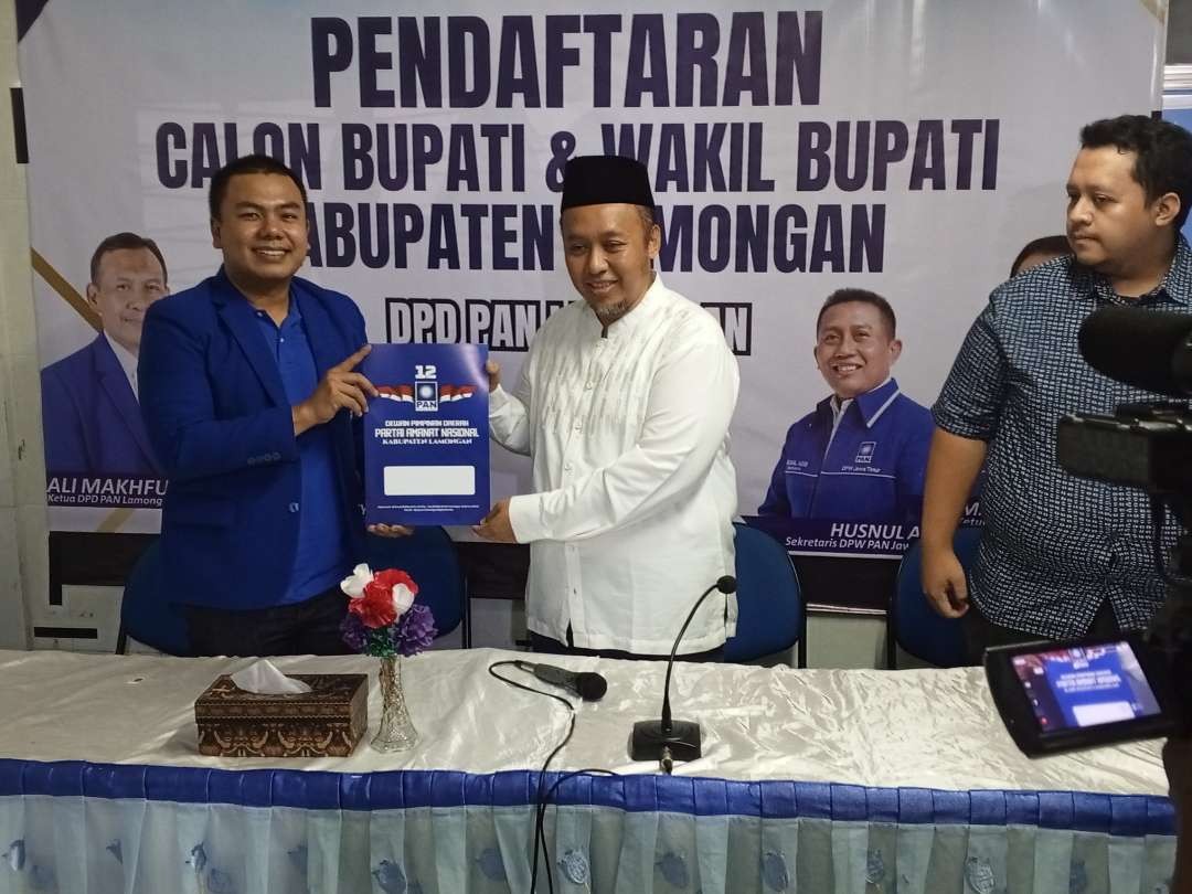 Sekretaris DPD PAN Lamongan, Hamzah menerima pendaftaran penjaringan calon bupati (cabup) Deby Kurniawan untuk Pilkada Lamongan 2024. (Foto: Imron Rosidi/Ngopibareng.id)