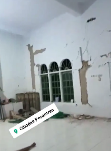 Kondisi Masjid Al Mansuriyah,, Cibodas, Desa Mekarwangi Kecamatan Cisayung, Tasikmalaya, rusak berat, pada Sabtu 27 April 2024. (Foto: tangkapan layar twitter)