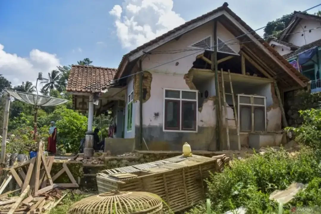 Gempa bumi magnitudo 6,2 yang melanda Kabupaten Garut, Jawa Barat, pada Sabtu malam, 27 April 2024 mengakibatkan kerusakan dan korban jiwa. (Foto: Ant)