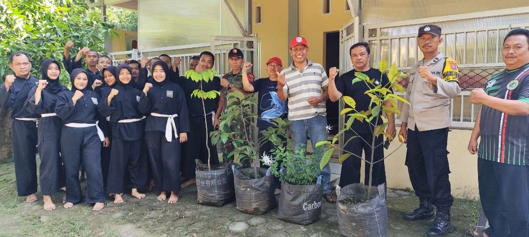 Hari Bumi Internasional, PSHT Cabang Kota Kediri melakukan pengabdian masyarakat. (Foto: Fendhy Lesmana/Ngopibareng.id)