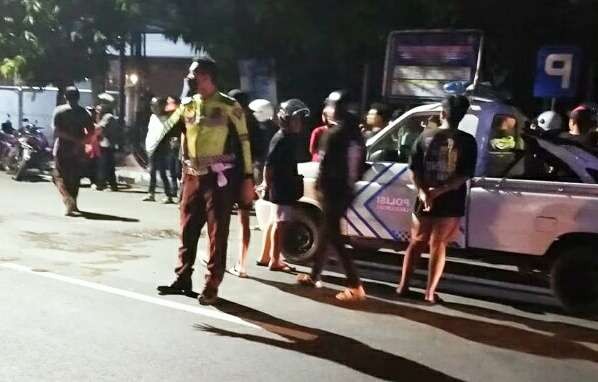 Polisi mengamankan lokasi pengendara motor berstatus pelajar SMA di Situbondo meninggal kecelakaan tunggal.(Foto: Satlantas Polres Situbondo)