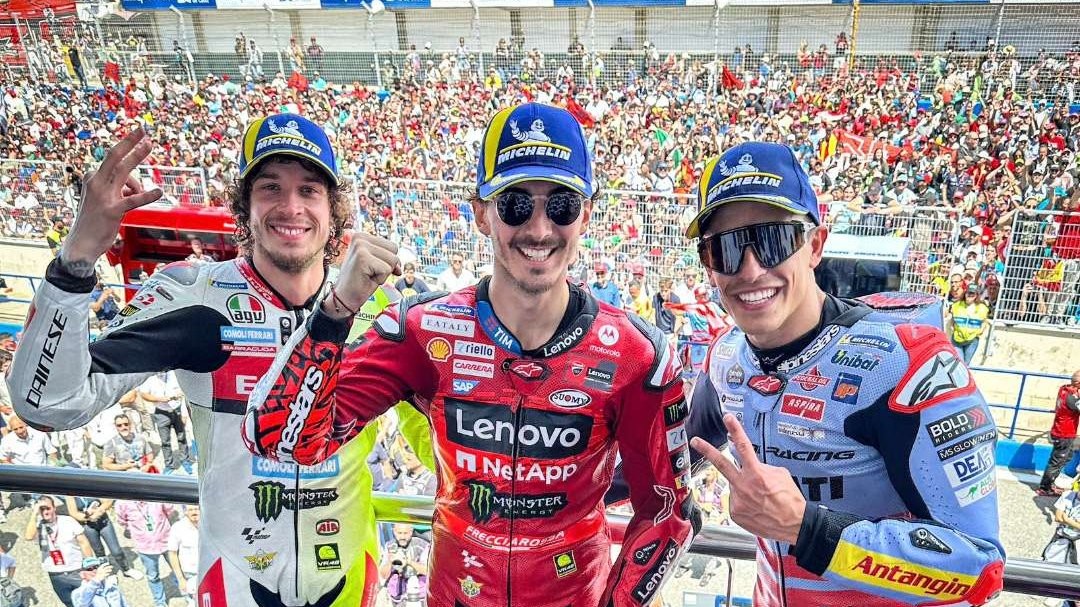 Francesco Bagnaia (Pecco/tengah) juara MotoGP Spanyol, Minggu 28 April 2024. Terpaut 17 poin dari penghuni teratas klasemen MotoGP 2024, Jorge Martin. (Foto: X MotoGP)