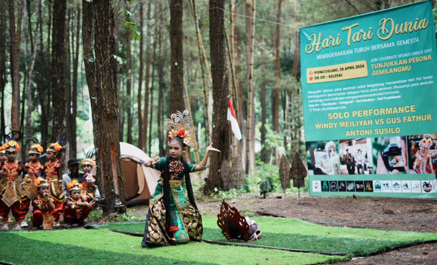 Peringatan Hari Tari Sedunia (HTS) atau International Dance Day berlangsung unik di Wisata Hutan Pinus  Poncosumo Kecamatan Candipuro, Lumajang, Minggu 28 April 2024. (Foto: Kominfo Lumajang)