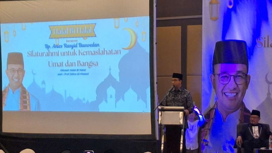 Anies Baswedan saat menyapa para relawannya dalam acara halal bihalal, di Hotel Wyndham, Surabaya, Senin 29 April 2024. (Foto: Julianus Palermo/Ngopibareng.id)