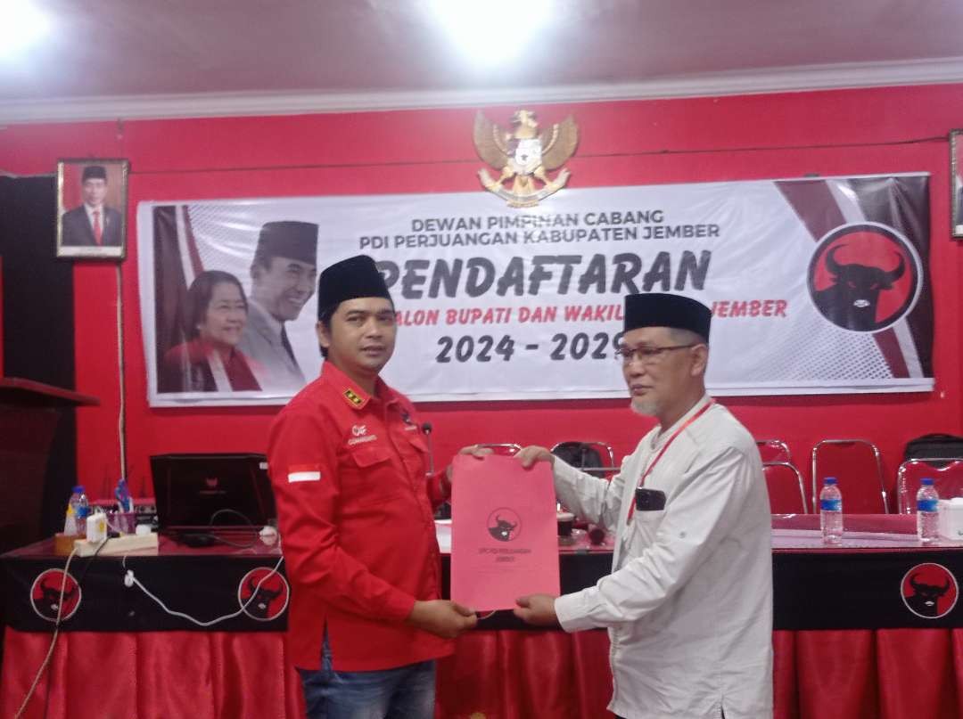 Ketua Tim Ahmad Sudiono saat menerima formulir pendaftaran dari Tim Penjaringan PDIP Jember, Jawa Timur. (Foto: Rusdi/Ngopibareng.id)