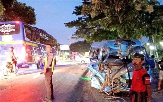 Bodi depan mobil travel ringsek tak berbentuk akibat adu banteng lawan bus pariwisata di Jalur Pantura Situbondo, Senin 29 April 2024 pagi. (Foto: Satlantas Polres Situbondo)