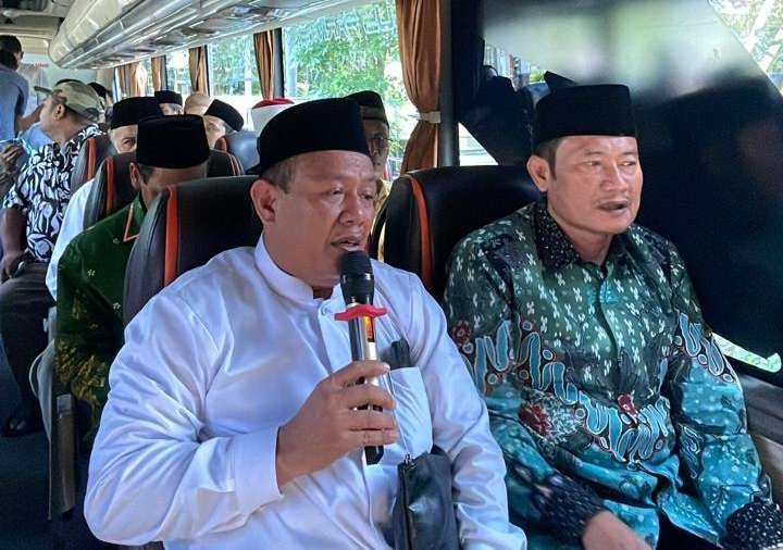 Yuhronur Efendi mengembalikan berkas pendaftaran bakal calon bupati  di Kantor DPC PKB Lamongan, Jawa Timur. (Foto: Istimewa)