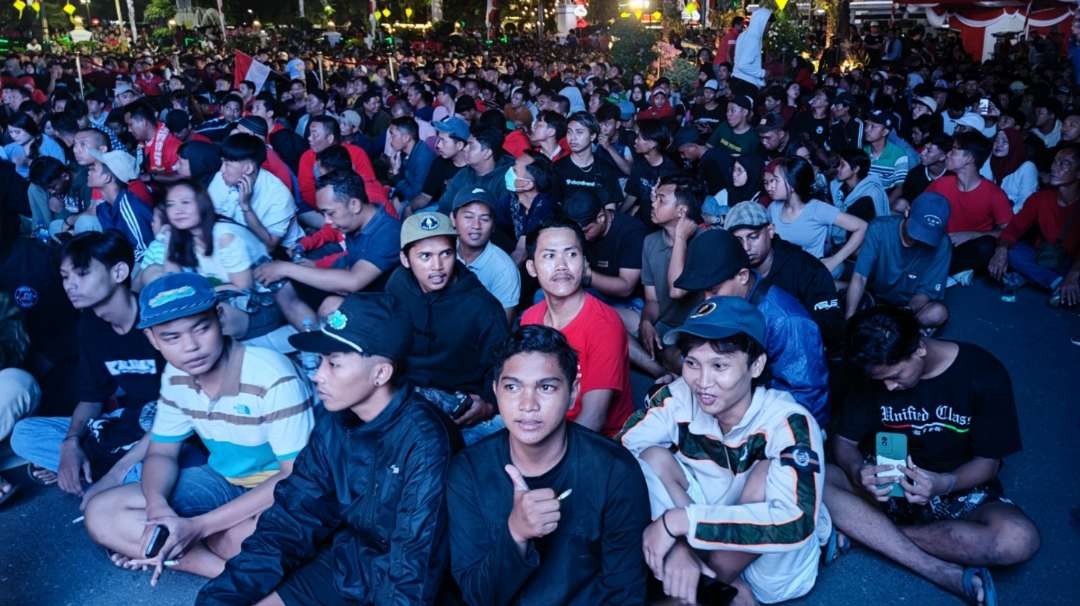 Warga nonton bareng (nobar) Indonesia vs Uzbekistan di Gedung Negara Grahadi, Surabaya, Senin 29 April 2024. (Foto: Fariz Yarbo/Ngopibareng.id)