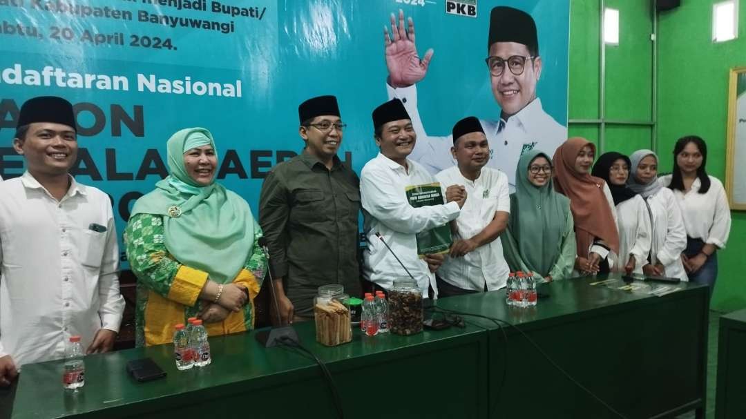 Gus Makki menyerahkan berkas pendaftaran kepada Ketua DPC PKB Banyuwangi KH Abdul Malik Syafaat (Foto: Muh Hujaini/Ngopibareng.id)