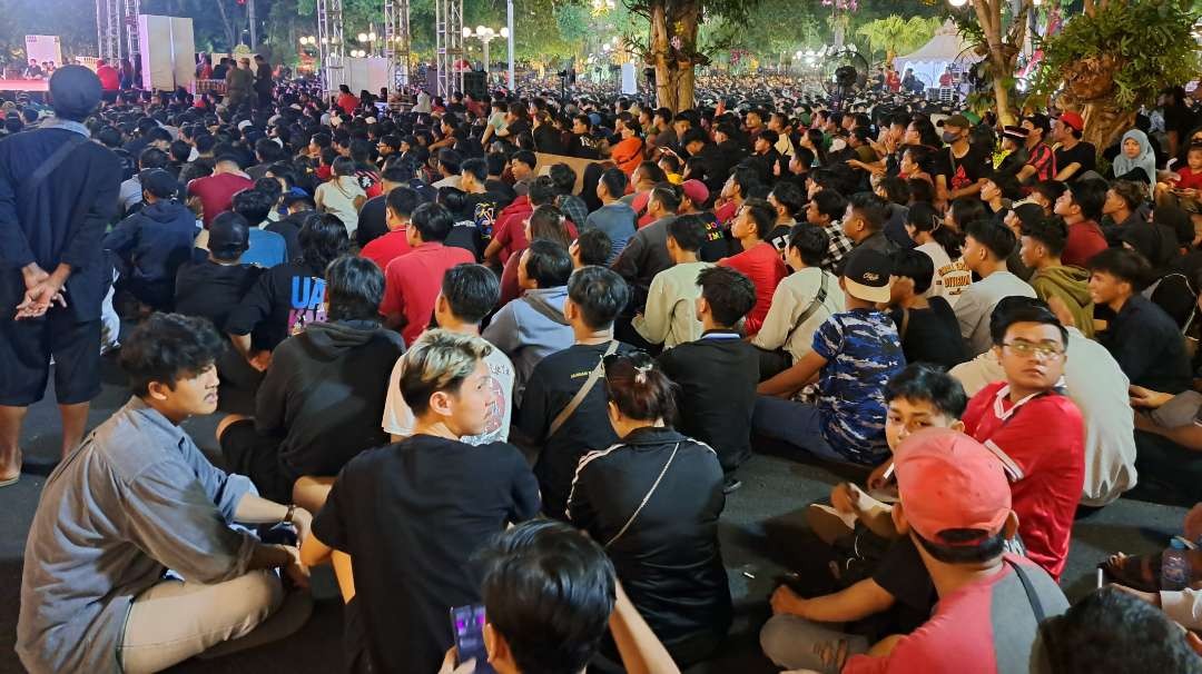 Suasana penonton nobar Balai Kota Surabaya yang diwarnai aksi copot. (Foto: Pita Sari/Ngopibareng.id)