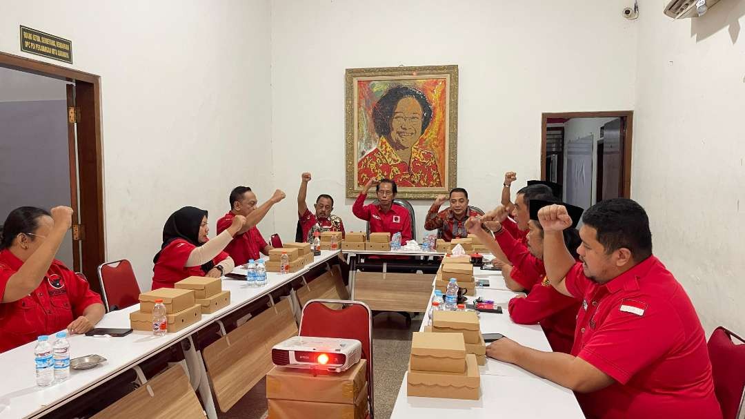 DPC PDI Perjuangan Kota Surabaya membahas persiapan Pilkada 2024, Minggu malam kemarin. Rapat koordinasi itu dihadiri dua kader PDI Perjuangan, Eri Cahyadi dan Armuji. (Foto: PDIP Kota Surabaya)