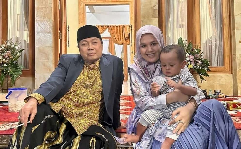 Ning Imaz dan putra kecilnya, bersama ortunya, KH Mustofa Aqil Siroj (PP Kempek, Cirebon). (Foto: dok/ngopibareng.id)