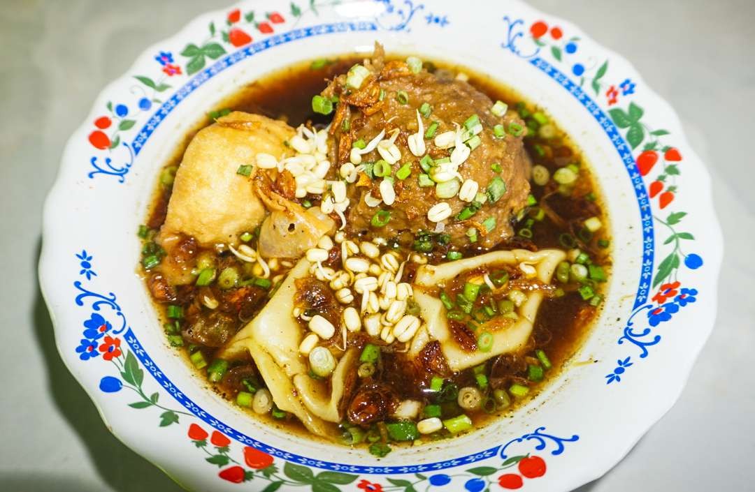 Nikmatnya bakso telur kuah rawon di Sidoarjo, Jawa Timur. (Foto: Aini Arifin/Ngopibareng.id)