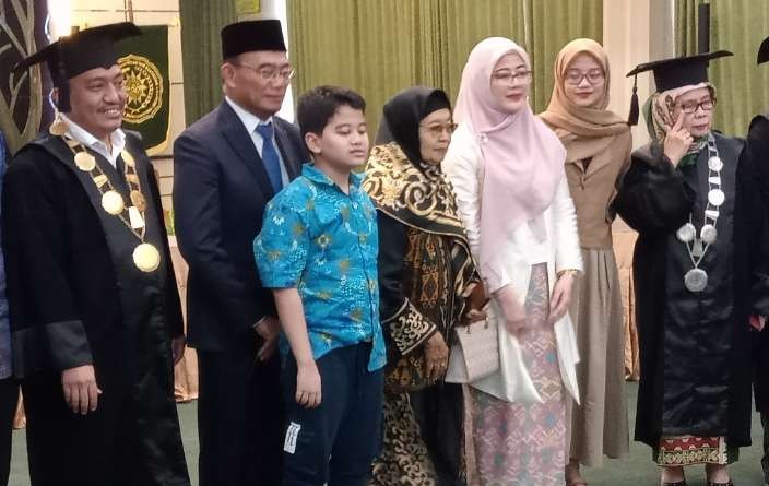 Doktor Suryan Widati bersama suami Muhadjir Effendy dan keluarga setelah meraih gelar doctor  dari UMJ (Foto: Asmanu Sudarso/ngopibareng id)