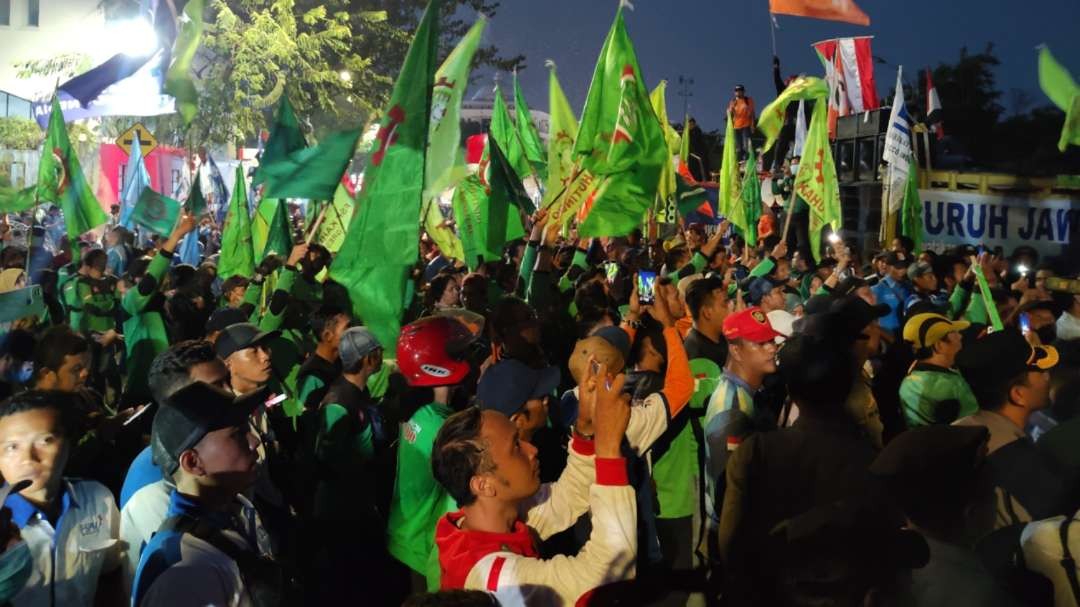 Massa buruh saat melakukan aksi di Kantor Gubernur Jatim. (Foto: Fariz Yarbo/Ngopibareng.id)