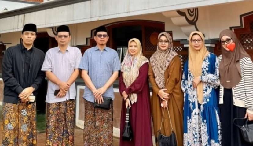 Gus Kautsar dar Pondok Pesantren Al-Falah Ploso, Kediri, bersama kerabatnya. (Foto:dok/ngopibareng.id)