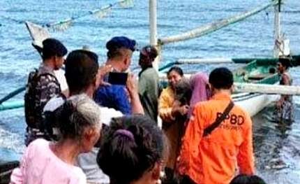 Anggota Satpolairud Polres Situbondo dan BPBD setempat bersama warga saat mengevakuasi Hanito, nelayan terombang-ambing semalam di tengah laut. (Foto: BPBD Situbondo)