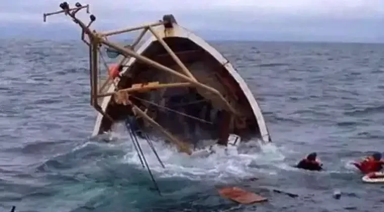 Perahu terbalik di perairan tak jauh dari Gili Noko, Pulau Bawean, di Kecamatan Sangkapura, Kabupaten Gresik, Senin 29 April 2024, malam. (Foto: dok. ilustrasi)