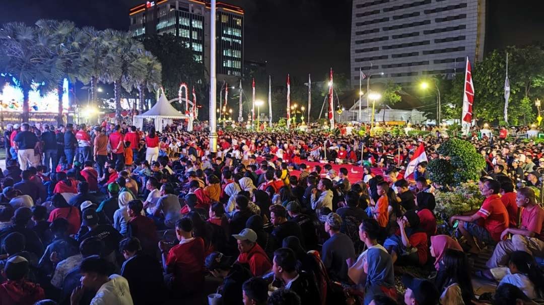 Suasana nonton bareng laga Timnas U-23 Indonesia melawan Uzbekistan di Gedung Negara Grahadi, Surabaya, Senin 29 April 2024. (Foto: Fariz Yarbo/Ngopibareng.id)