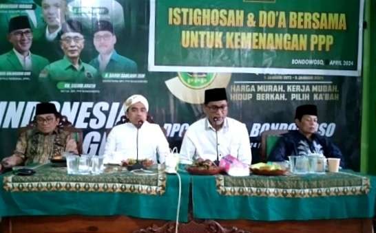 Sekretaris DPC PPP Bondowoso, Barri Sahlawi Zein (tengah) menyampaikan, pihaknya tidak membuka penjaringan bacabup untuk Pilkada 2024 di kantor DPC PPP Situbondo. (Foto: Guido Saphan/Ngopibareng.id)