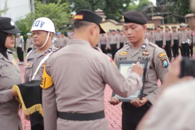 Proses pemberhentian tidak dengan hormat (PTDH) atas Bripka berinisial W di Polres Sumenep pada Senin 29 April 2024. (Foto: dok. polres sumenep)