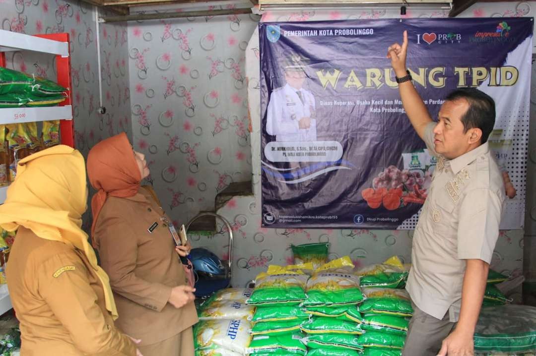 Pj Walikota Nurkholis (kanan) saat meninjau Warung TPID di Jalan Panglima Sudirman, Probolinggo. (Foto: Dinas Kominfo)