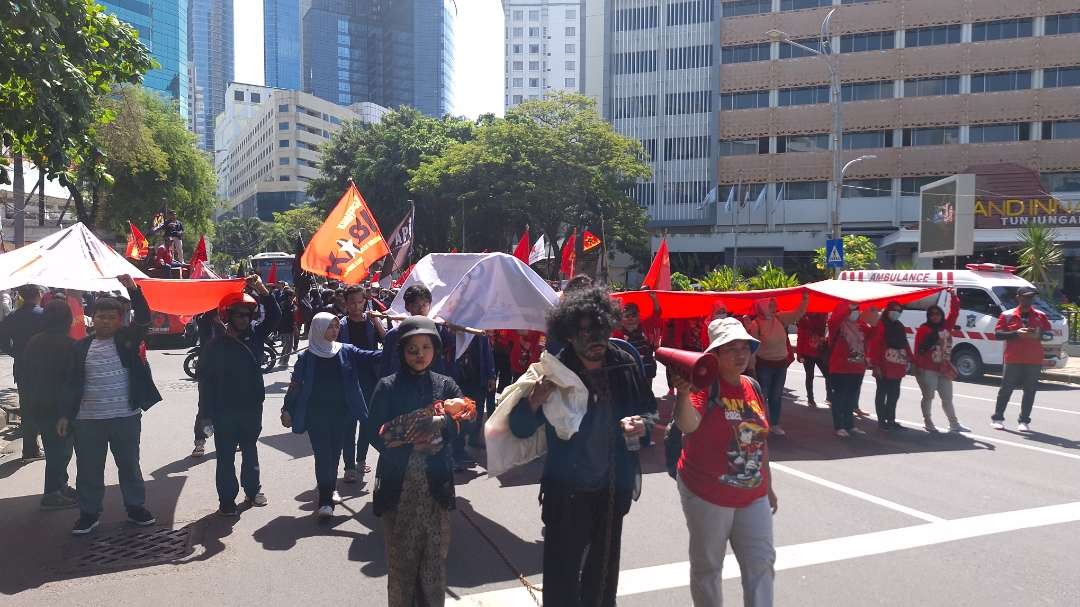 Aksi teatrikal yang terjadi pada aksi unjuk rasa memperingati Hari Buruh Internasional oleh massa aksi BARA API, di depan Gedung Negara Grahadi Surabaya, Rabu 1 Mei 2024. (Foto: Julianus Palermo/Ngopibareng.id)