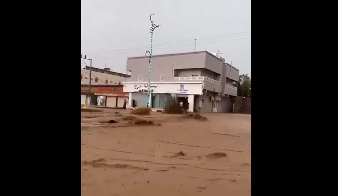 Kota Madinah, Arab Saudi, diguyur hujan lebat dan badai petir sejak Senin, 29 April 2024. Akibatnya beberapa ruas jalan utama dilanda banjir. (Foto: Tangkapan Video Instagram)