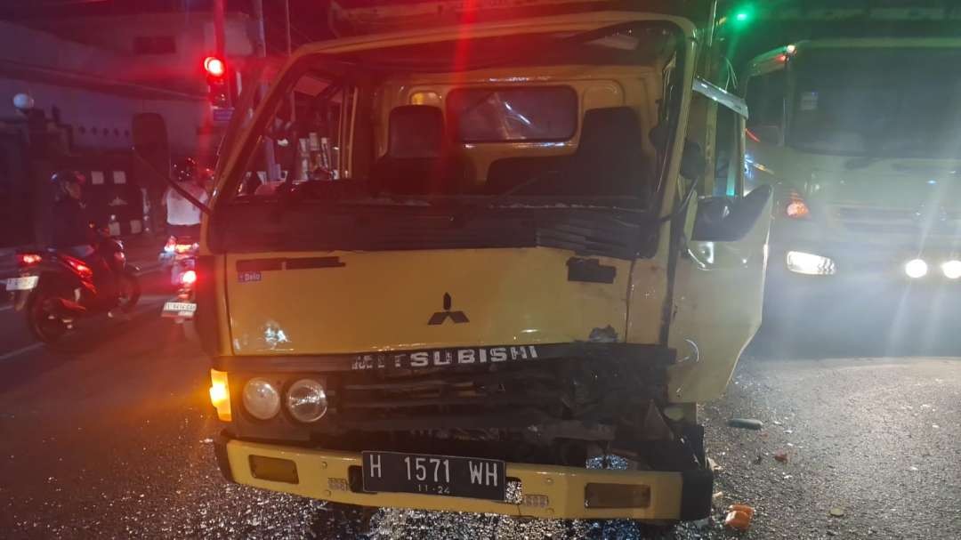 Kondisi kendaraan dumptruk usai menabrak Bus (Foto: dok. Polres Tuban)