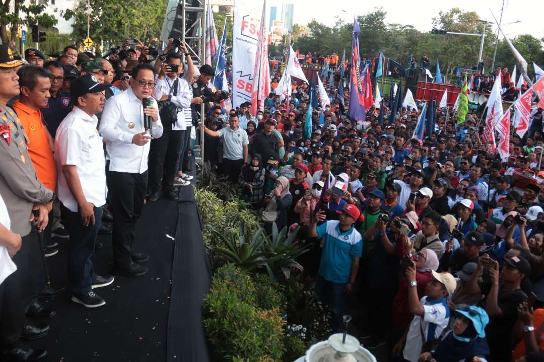 Pj Gubernur Jatim, Adhy Karyono saat menyambut ribuan buruh yang memperingati Hari Buruh Internasional di Kantor Gubernur Jatim, Surabaya, Rabu 1 Mei 2024. (Foto: Fariz Yarbo/Ngopibareng.id)