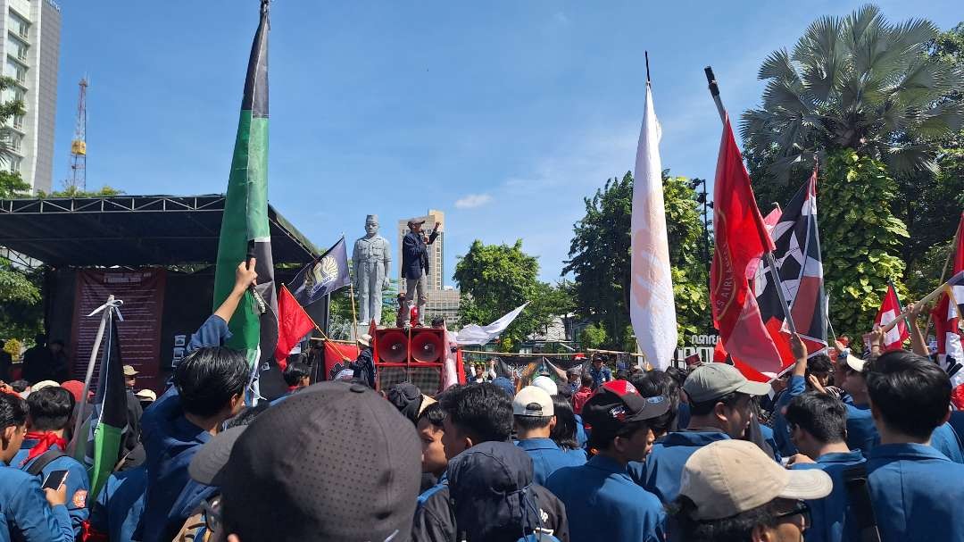 Aksi demonstrasi massa aksi aliansi BARA API, yang tergabung dari berbagai organisasi mahasiswa, buruh, dan sipil yang berdemonstrasi di depan Gedung Negara Grahadi, Rabu 1 Mei 2024. (Foto: Julianus Palermo/Ngopibareng.id)