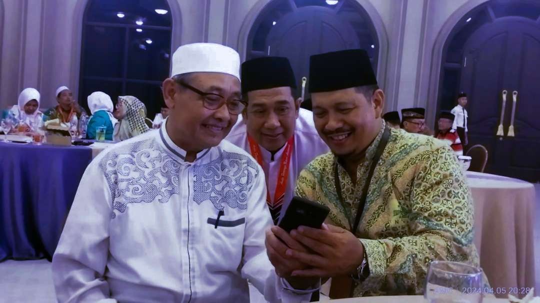 KH Ahmad Zul Hilmi, Rais Syuriah PCNU Kota Surabaya, bersama Ust Muhammad Taufik Mukti dan H Masduki Toha, Ketua PCNU Kota Surabaya. (Foto:dok/ngopibareng.id)