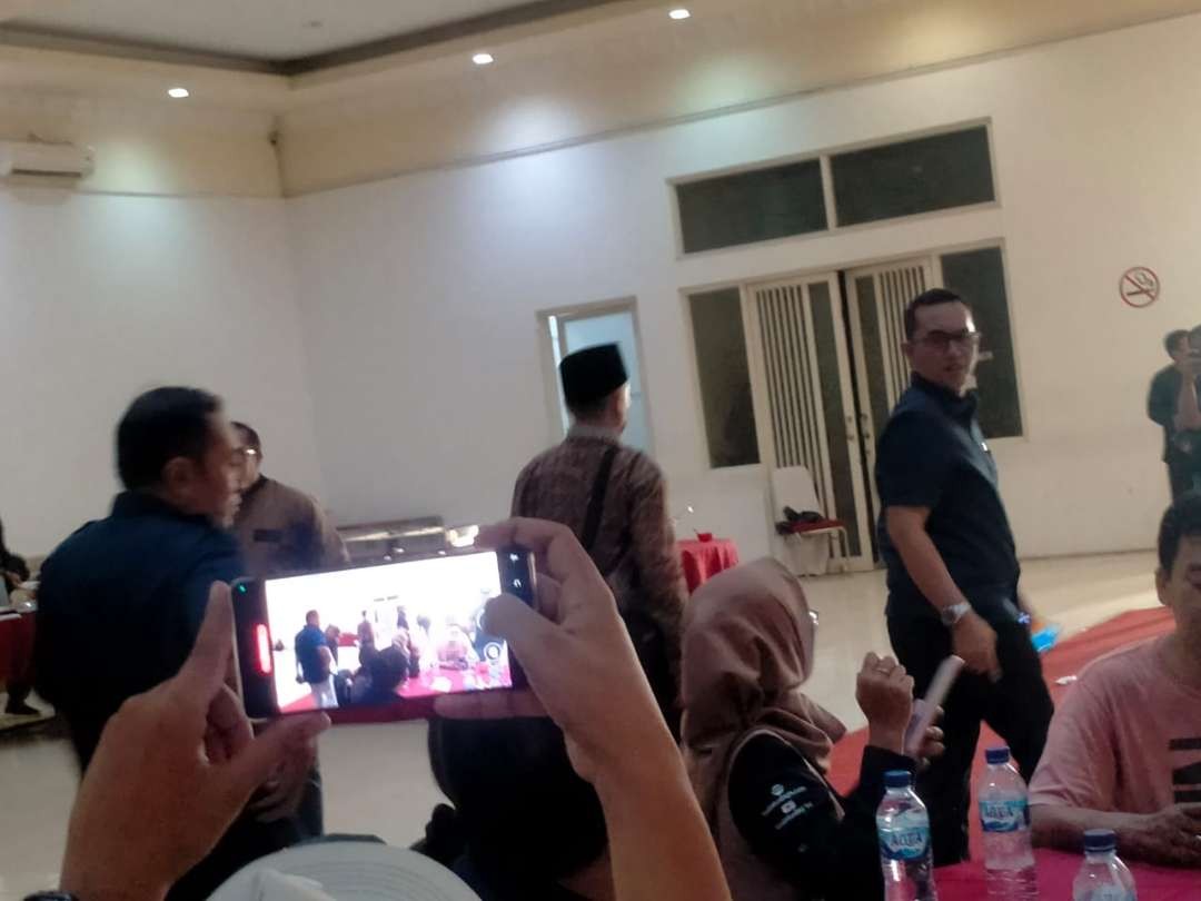 Sejumlah pengurus parpol terlihat meninggalkan ruangan saat rapat pleno penetapan caleg DPRD Kota Probolinggo.  (Foto: Ikhsan Mahmudi/ Ngopibareng.id)