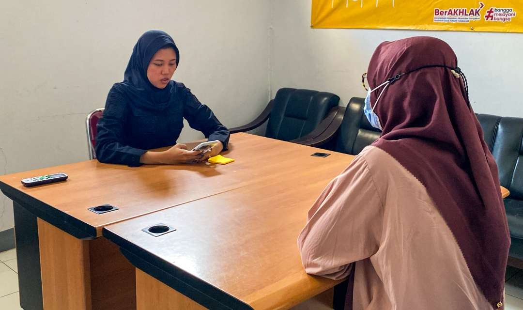 Pelimpahan berkas Puput Tantriana Sari ke Rutan Perempuan IIA Surabaya (Foto : humas Kemenkumham Jatim)