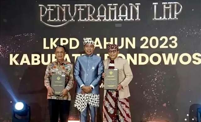 Ketua DPRD Bondowoso, Ahmad Dhafir (kiri) dan Pj Bupati Bondowoso, Bambang Soekwanto (kanan) menerima penghargaan predikat Opini WTP atas LKPD 2023 di Sidoarjo, Kamis 2 Mei 2024.(Foto: Diskominfo Bondowoso)