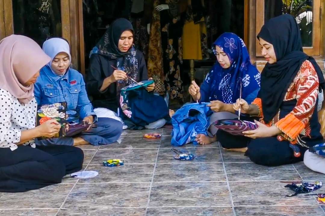 Buruh pabrik di Sidoarjo ikuti pelatihan melukis tas dan baju (Foto :Aini/Ngopibareng.id)