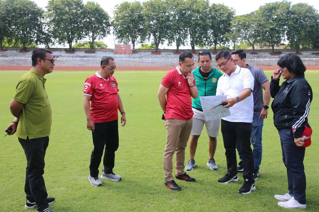 Walikota Surabaya dan Wakil Walikota Surabaya Eri Cahyadi dan Armuji saat meninjau kesiapan Gelora 10 Nopember Tambaksari untuk menggelar nobar antara Indonesia vs Irak, Kamis 2 Mei 2024. (Foto: Humas Pemkot Surabaya)