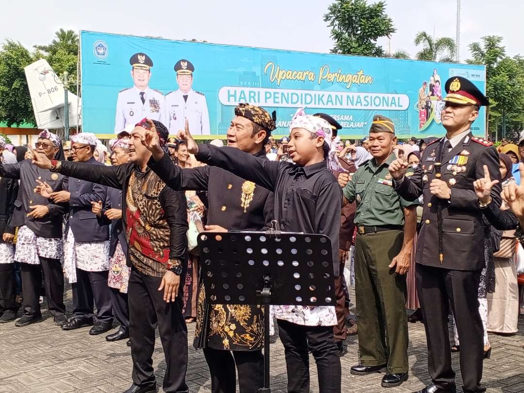 Bupati Lamongan, Yuhronur Efendi didampingi anggota Forkompinda turut mangayubagyo pada penampilan Paduan suara ratusan siswa berbusana adat Nusantara (Foto : Imron Rosidi/ngopibareng.id)