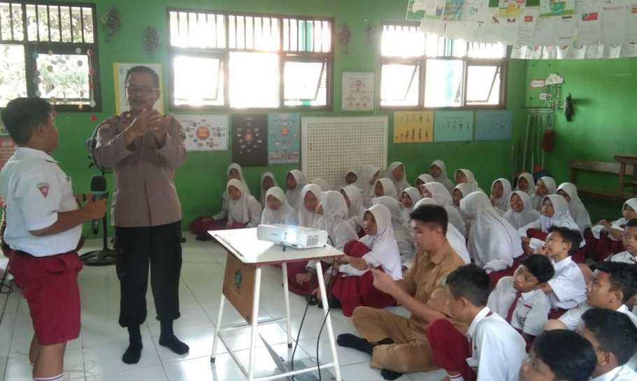 Polisi di Sidoarjo edukasi pelajar SD bahaya bullying (Foto :Aini/Ngopibareng.id)