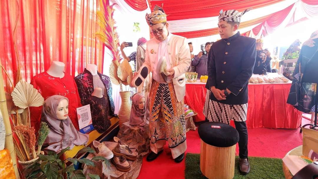 Pj Gubernur Jatim, Adhy Karyono saat meninjau hasil karya anak SMK dalam peringatan Hari Pendidikan Nasional di Gedung Negara Grahadi, Surabaya, Kamis 2 Mei 2024. (Foto: Fariz Yarbo/Ngopibareng.id)