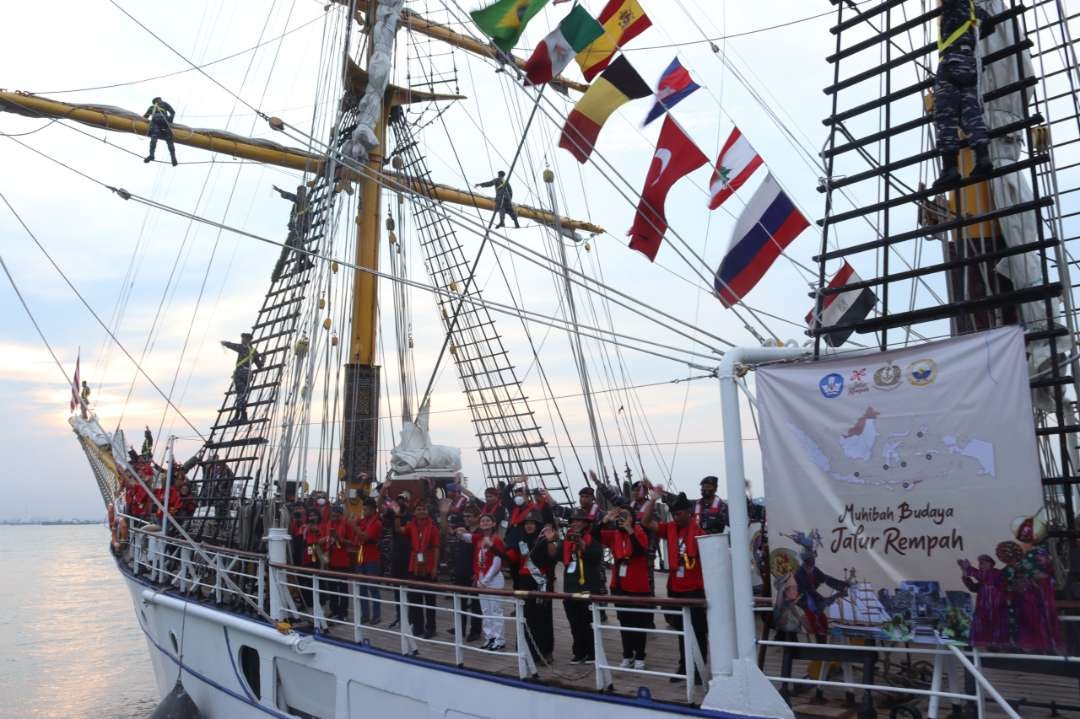 Peserta Pelayaran budaya 2022 di atas Kapal Latih TNI AL KRI Dewa Ruci saat merapat di Dermaga Ujung Surabaya (Foto: Istimewa)