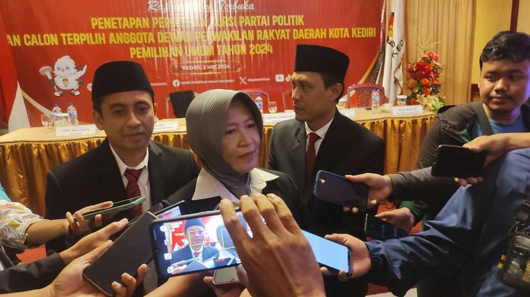 KPU Kota Kediri menggelar rapat pleno terbuka penetapan perolehan kursi parpol dan calon terpilih anggota DPRD Kota Kediri Pemilu 2024, Kamis 02 Mei 2024 malam (Foto: Fendi Lesmana/ngopibareng.id)