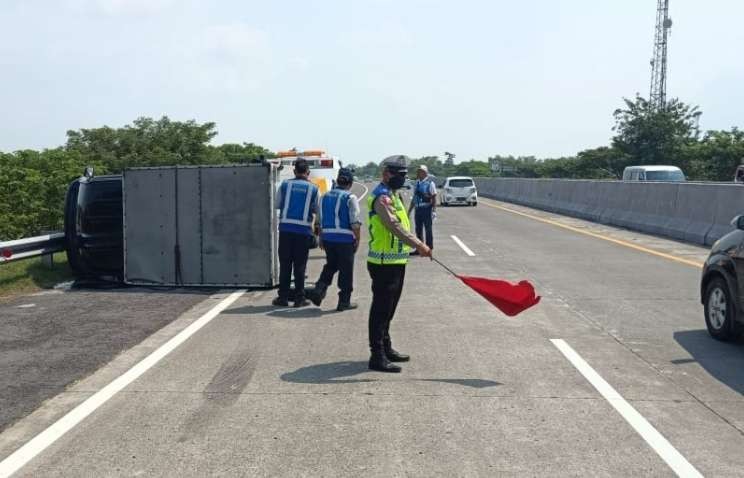 Pikap boks terguling di Tol Surabaya-Mojokerto.(Foto: Istimewa)