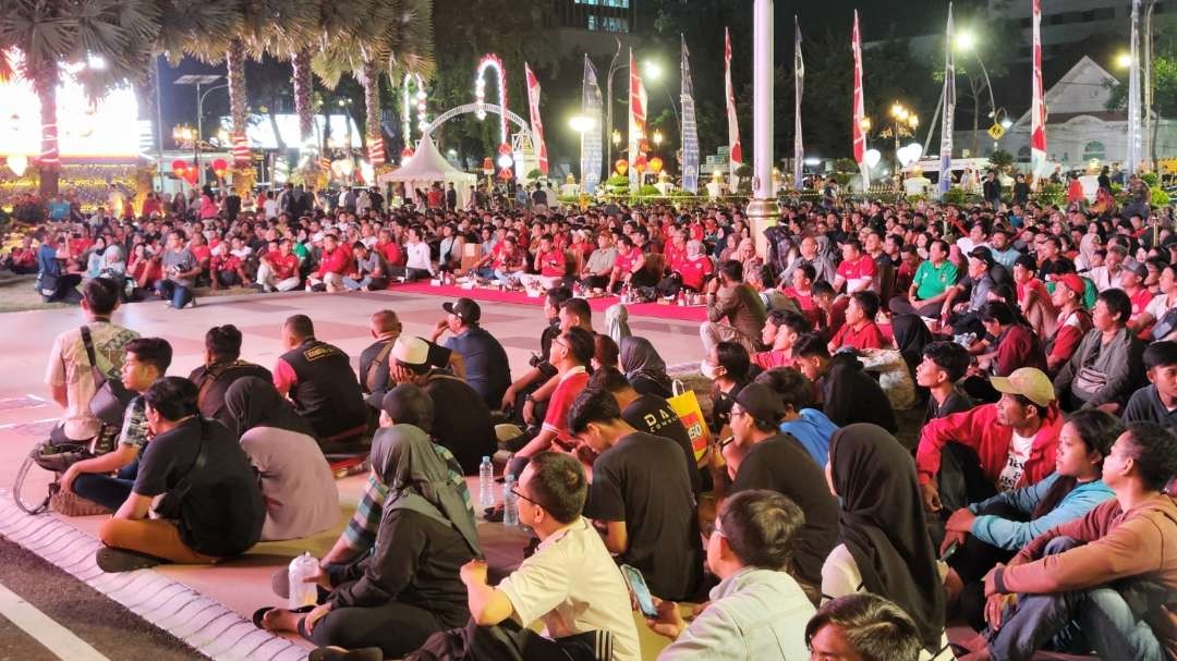 Ribuan penonton mengikuti nonton bareng laga Timnas U-23 Indonesia melawan Irak di Gedung Negara Grahadi, Surabaya, Kamis 2 Mei 2024. (Foto: Fariz Yarbo/Ngopibareng.id)