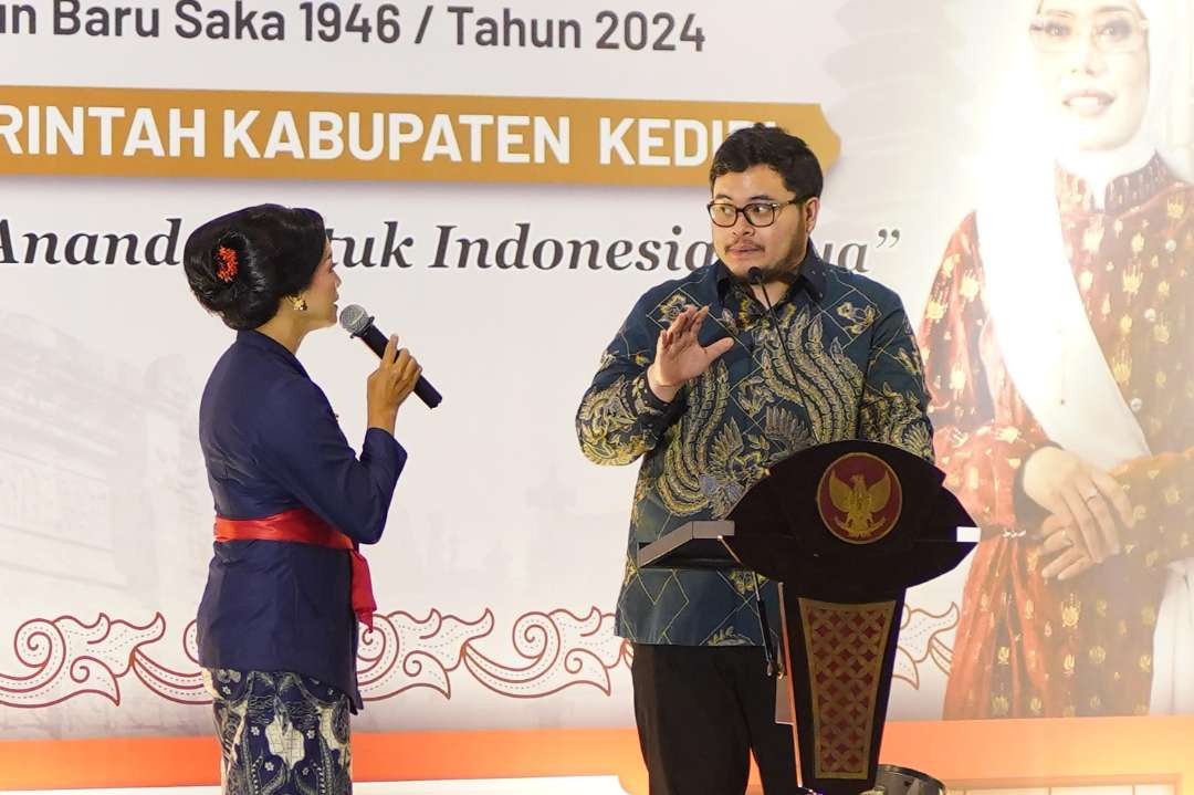 Bupati Kediri, Jawa Timur, Hanindhito Himawan Pramana bersama wakilnya, Dewi Mariya Ulfa, menghadiri acara Dharma Santi Hari Raya Nyepi 1946 Saka di Convention Hall Simpang Lima Gumul, Jumat 3 Mei 2024. (Foto: Istimewa)