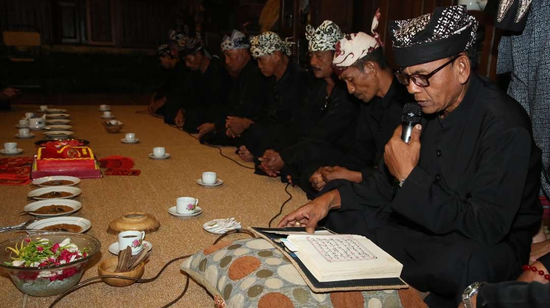 Sejumlah warga Osing sedang membaca lontar yang menggunakan Bahasa Osing. (Foto: Humas Pemkab Banyuwangi)