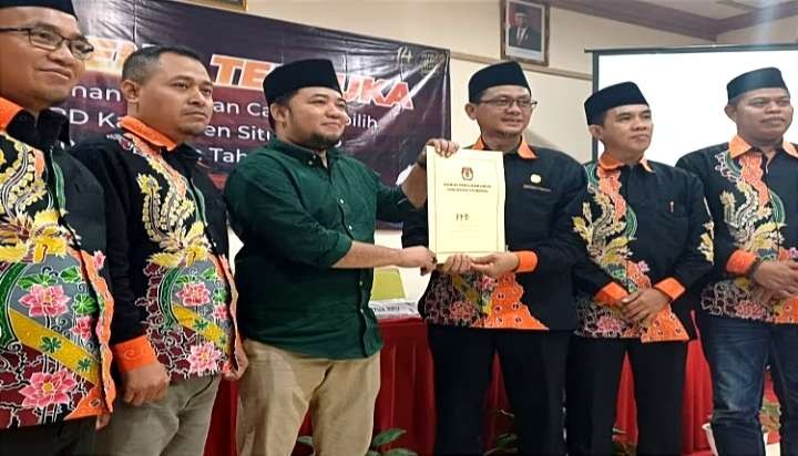 Perwakilan pengurus PKB Situbondo menerima dokumen penetapan perolehan kursi dan calon terpilih anggota DPRD periode 2024-2029 dari  Komisioner KPU Situbondo. (Foto: Dokumentasi Humas KPU Situbondo)