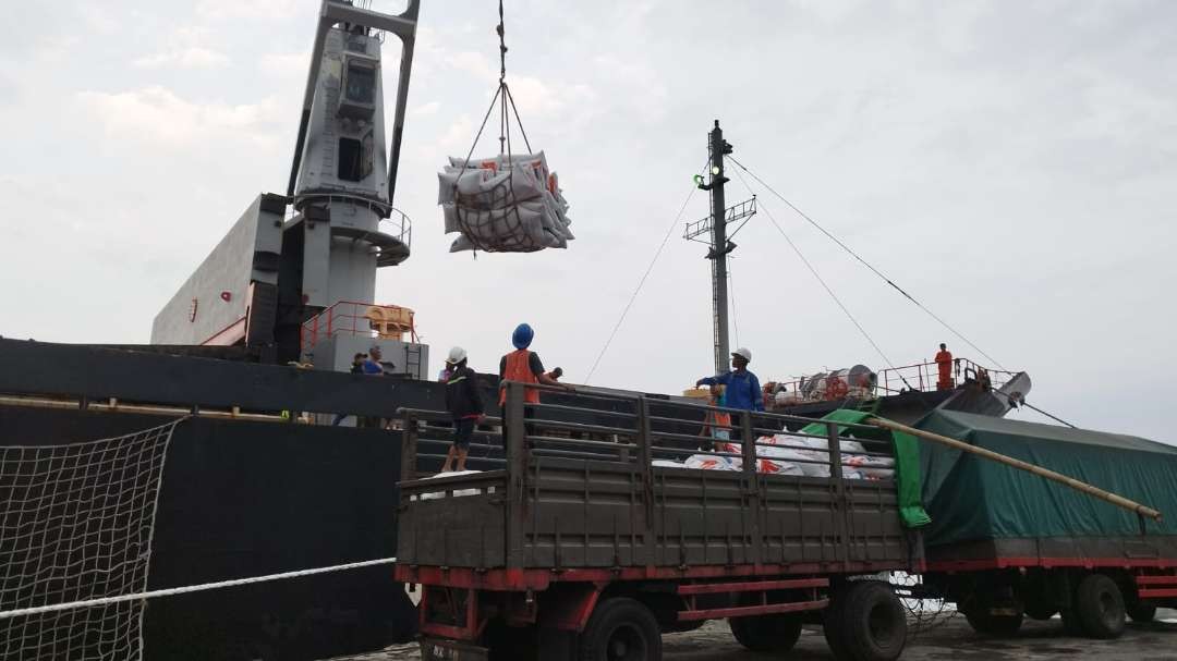 Proses bongkar muat beras impor di Pelabuhan Tanjungwangi, Banyuwangi pertengahan puasa lalu. (Foto: Muh Hujaini/Ngopibareng.id)