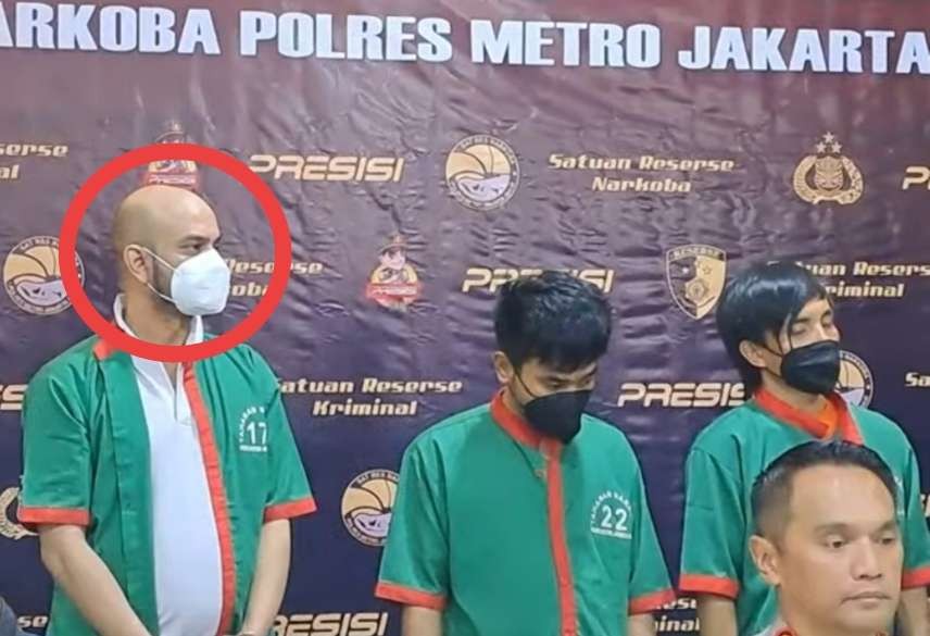 Aktor Rio Reifan (kiri) tampil pelontos dengan mengenakan baju tahanan saat rilis kasus narkoba di Polres Metro Jakarta Barat, Jumat 3 Mei 2024. (Foto: YouTube)