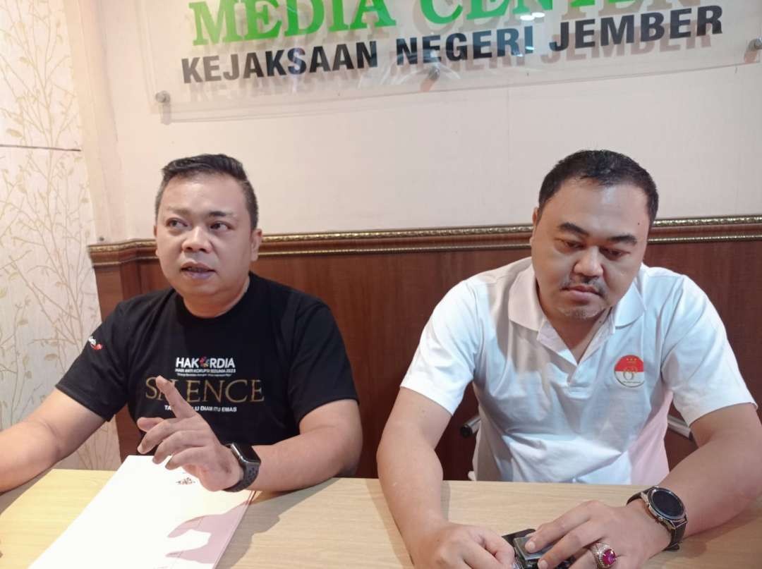 Kasi Pidsus Kejari Jember Dinar Hadi Chrisna Hartanto (kiri) didampingi Kasi Intel, Arief Fathurrahman saat memaparkan perkembangan kasus korupsi dengan terpidana Kades Mundurejo (Foto: Rusdi/Ngopibareng.id)